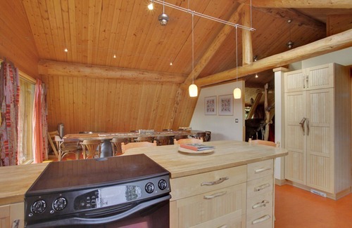 Calgary Cabin | The Beaver House - Beautiful, modern log home - Only 30 minutes from Calgary.