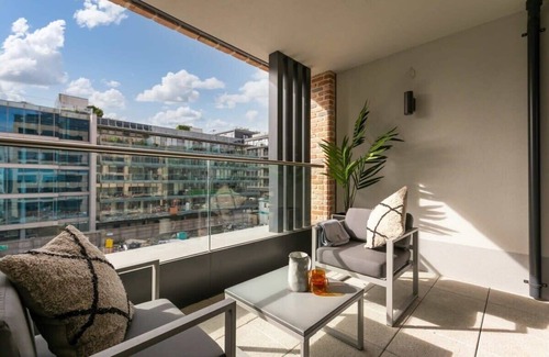 Grand Canal Dock Apartment | The Benson Two by Dublin At Home