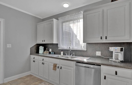 Broadmoor House | The Beverly est. 1939! Charming 3-bedroom house with Hot Tub! Permit 25-0078-STR