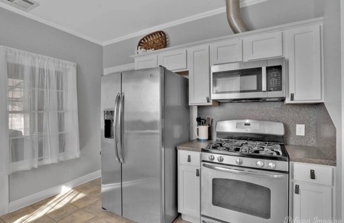 Broadmoor House | The Beverly est. 1939! Charming 3-bedroom house with Hot Tub! Permit 25-0078-STR