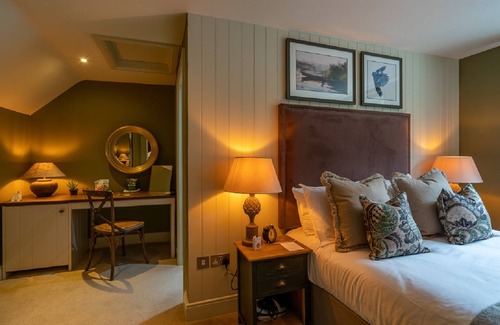 Knowl Hill Hotel | The Bird In Hand