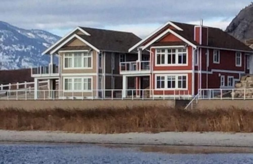 Okanagan-Similkameen House | The Birdhouse - Waterfront Cottage with Pool Table and Boat Slip!