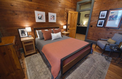 Laurel Hotel | The Birmingham Room- The Buzzard's Roost Inn