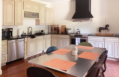 Columbus House | The Blue Door 10 min to TIEC 2BR 2BA House Private Modern Clean Quiet 7 acres