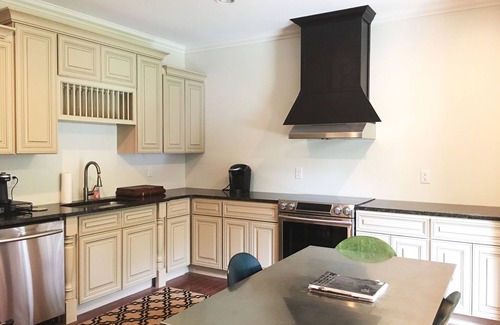 Columbus House | The Blue Door 10 min to TIEC 2BR 2BA House Private Modern Clean Quiet 7 acres