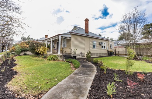 Castlemaine House | The Botanist's Retreat-Large 3 b/rm. Central Castlemaine.Near The Mill & Gardens