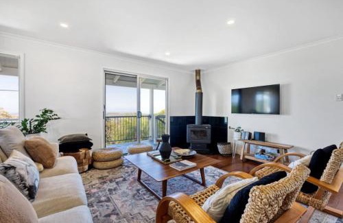 Mapleton House | The Breezy Maple - Hinterland and range views in Mapleton