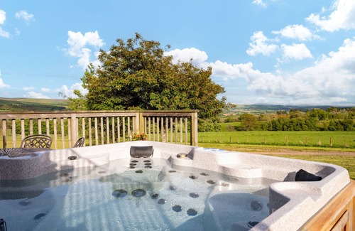 Lauder Ski Chalet | The Buchanan - sleeps 6 guests in 3 bedrooms with hot tub - 5 star award winning lodges