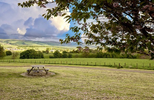 Lauder Ski Chalet | The Buchanan - sleeps 6 guests in 3 bedrooms with hot tub - 5 star award winning lodges