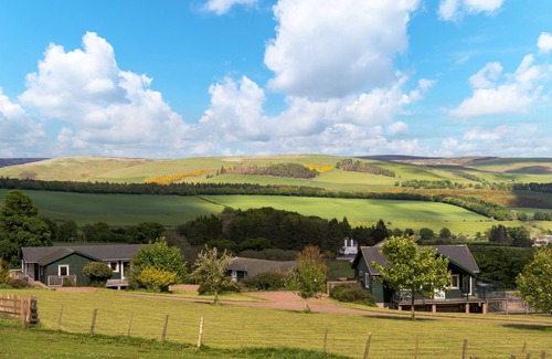 Lauder Ski Chalet | The Buchanan - sleeps 6 guests in 3 bedrooms with hot tub - 5 star award winning lodges