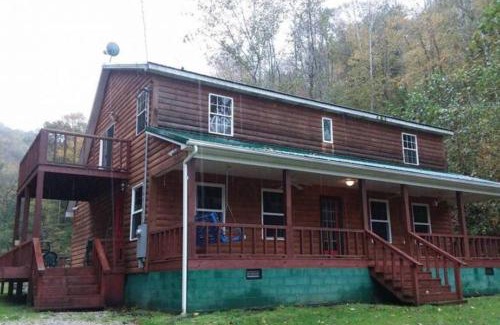 Genoa House | The Bunkhouse - 3 BR, 2 BA Deluxe Cabin