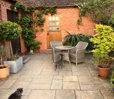 Quedgeley House | The Burrow