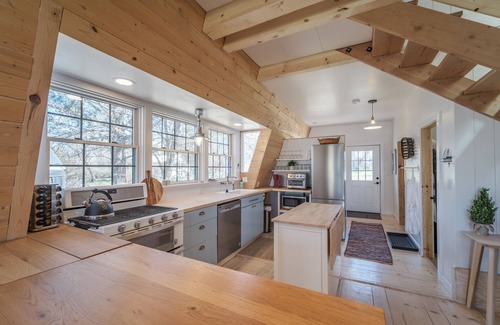 Spring City House | The Cabin on Main St., A Quiet Getaway with whole family, History. Pet friendly.