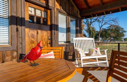 Elm Mott Ski Chalet | The Cardinal Cabin 15MIN to Magnolia Baylor