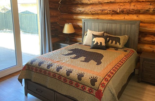 College Cabin | The Chinook Log Cabin