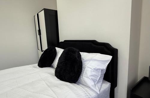 Northampton House | The Clare Court 6BR Luxury Retreat - Sleeps 14 with Complimentary Access to Billing Aquadrome Holiday Village for Swimming - 2 nights minimum