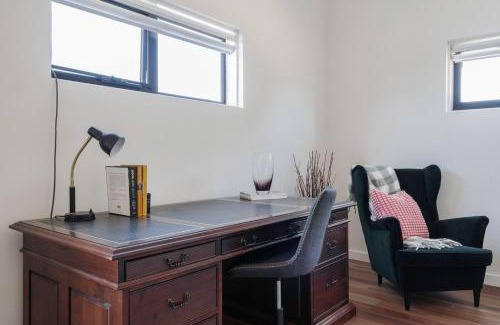 Tuerong House | The Cottage at Oak Tree Farm - Vineyards & Wildlife