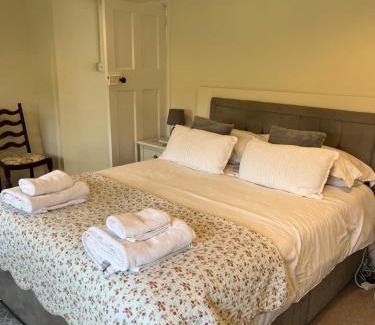 Llanvair Kilgeddin House | The Cottage