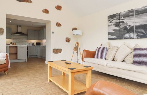 Garn Fadryn Cottage | THE COTTAGE, pet friendly, country holiday cottage in Llaniestyn