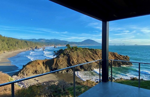Port Orford Condo | The Cove at Port Orford: Gray Whale Suite