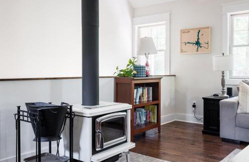 Lake Lure House | The Cove Retreat- Hot Tub/Screened Porch/Game Room