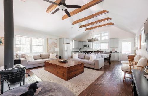 Lake Lure House | The Cove Retreat- Hot Tub/Screened Porch/Game Room