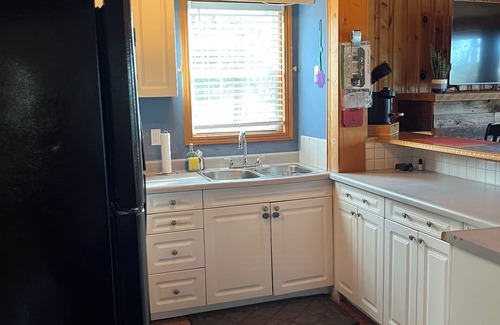 Port Franks Cottage | The Cozy Cabin in Port Franks! Close to the Beach! The Perfect spot to Relax!