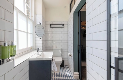 Hackney Central House | The Crown Pub & Guesthouse