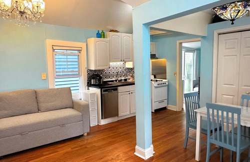 Ocean Grove House | "The Cupcake" Guest House, 2 blocks to the beach in Ocean Grove, sleeps 2-3