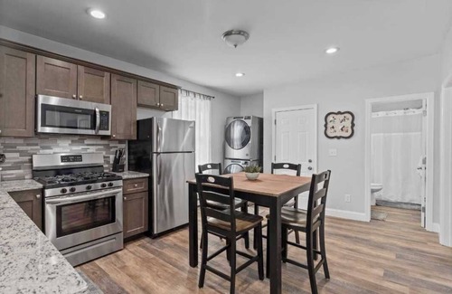 Wanskuck Apartment | The Deluxe-Suite at The North End APT with Laundry