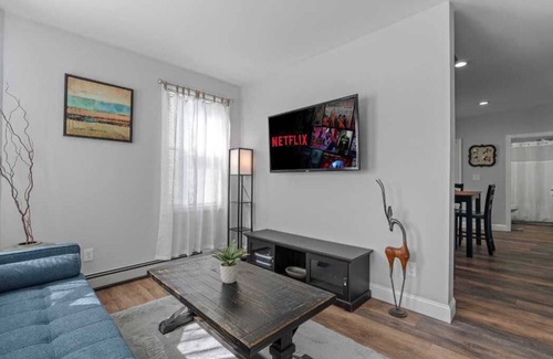 Wanskuck Apartment | The Deluxe-Suite at The North End APT with Laundry