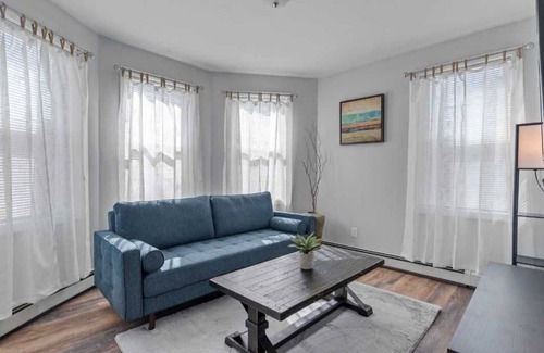 Wanskuck Apartment | The Deluxe-Suite at The North End APT with Laundry