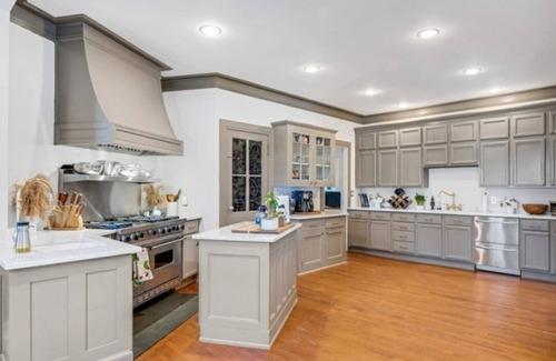 West Orange House | The dinner parties that can be had! 7-bedroom estate in wonderful Llewellyn Park