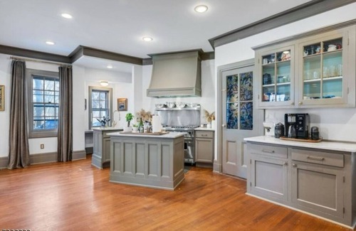 West Orange House | The dinner parties that can be had! 7-bedroom estate in wonderful Llewellyn Park