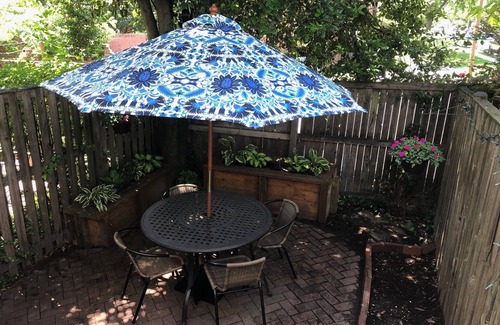 Southwest Quadrant House | The Dog House, a convenient stylish 2BR townhouse in charming Old Town