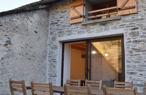 Unac House | The Echo of the Mountains - Unac