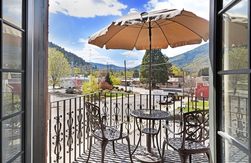 Murphy Apartment | The Executive Suite- Apartment near the river!