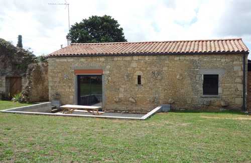 Sainte-Gemme-la-Plaine House | The flying hut