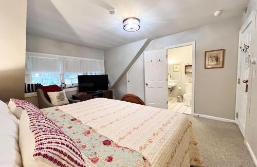 Newfane Hotel | The Four Columns Inn & 1832 Tavern