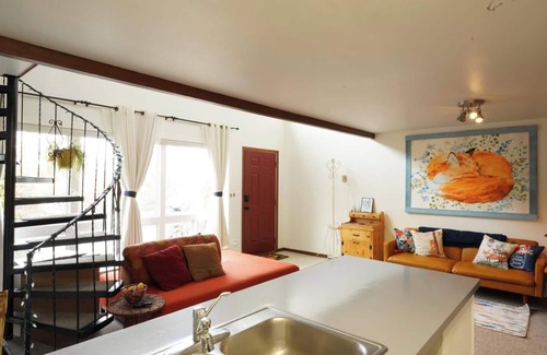 Moscow House | The Foxhole Townhouse; a cozy home on campus! Local coupons included!