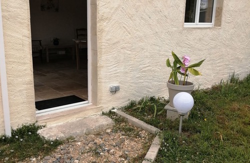 Les Eglisottes-et-Chalaures House | The little vineyard house