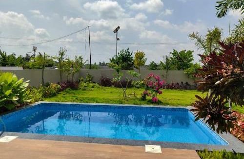 Hosur Apartment | The Garden Escape by StayJadePrivate PoolLawns