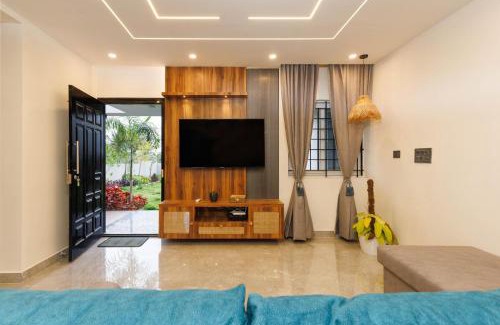 Hosur Apartment | The Garden Retreat by StayJade- Pool- 2BHK- Lawn