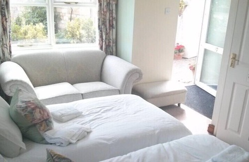 Croxton Kerrial Hotel | The Geese and Fountain