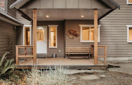 Warnick House | The Glacier Lodge - Perfect For Large Groups!