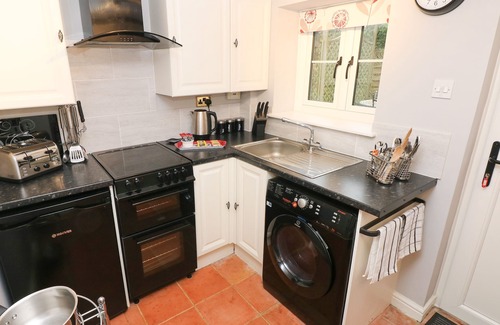 Scurlage Cottage | THE GRANARY, romantic, with a garden in Scurlage