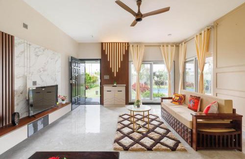 Hosur Apartment | The Green Haven by StayJade2BHKACPoolLawn