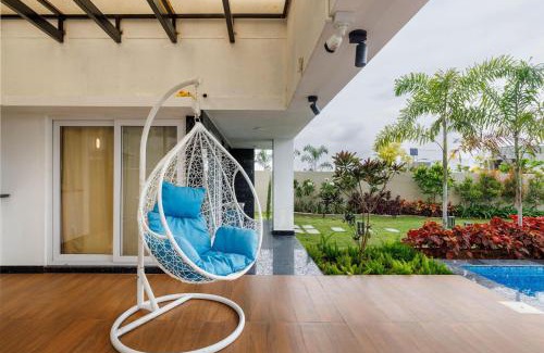 Hosur Apartment | The Green Haven by StayJade2BHKACPoolLawn