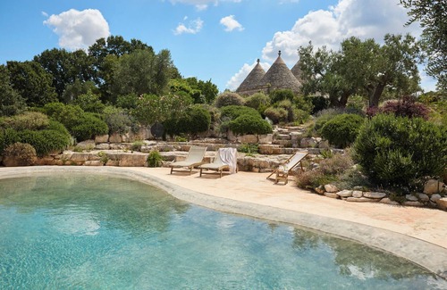 Ostuni Villa | The Guardian, refined trullo with pool surrounded by nature