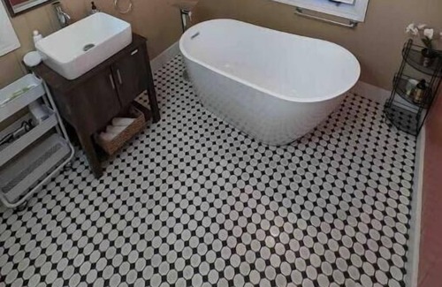 Petaluma House | The Guest House at Azari Vineyards - pool + views